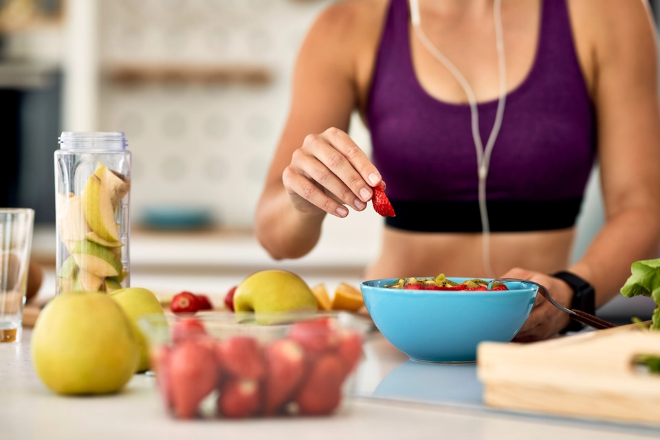 Préparation d’un repas sain avec fruits frais dans le cadre d’un accompagnement sport et nutrition